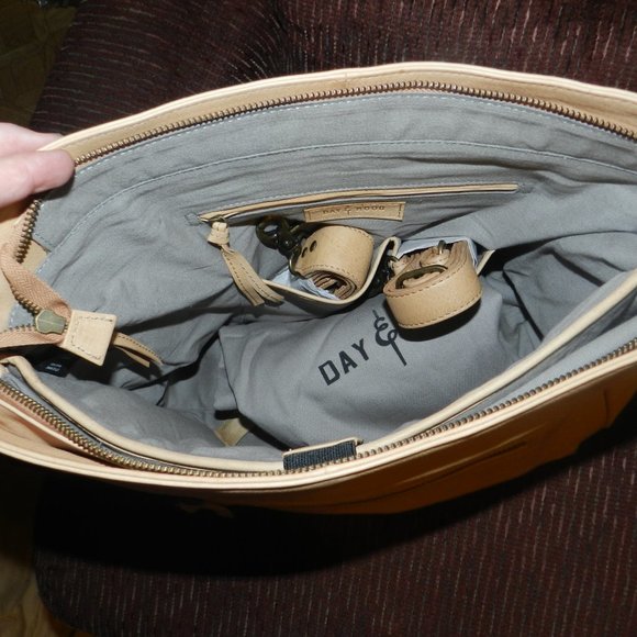 Day & Mood Leather Fringe Padded Sleeve Laptop/Tablet Compartment Bag Camel NWT! - Picture 8 of 13